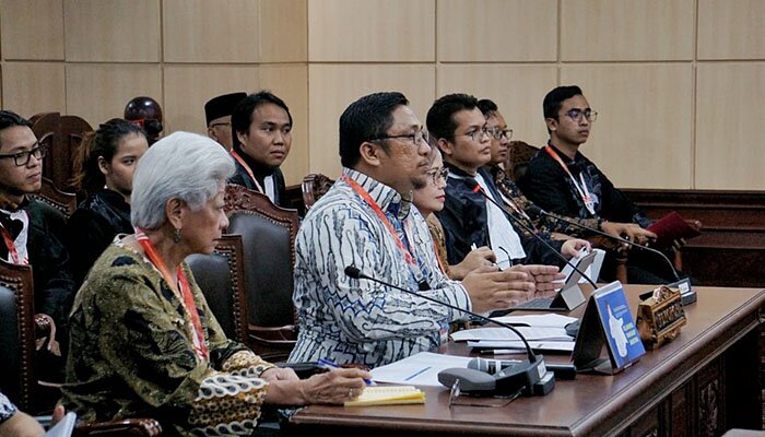 Kuasa hukum Agus Rahardjo cs, Feri Amsari (tengah) saat sidang perdana gugatan UU KPK di Mahkamah Konstitusi. (ikbal)
