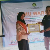 Kaur Bin Ops Sat Res Narkoba Polres Purwakarta Iptu Rudiyanto menyerahkan piagam kepada remaja putri mengikuti sosialisasi P4GN pada kegiatan temu warga. (dadan)