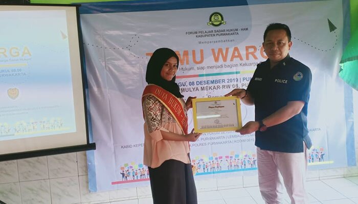 Kaur Bin Ops Sat Res Narkoba Polres Purwakarta Iptu Rudiyanto menyerahkan piagam kepada remaja putri mengikuti sosialisasi P4GN pada kegiatan temu warga. (dadan)