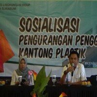 Dinas Lingkungan Hidup Kota Sukabumi saat mensosialisasikan pengurangan penggunaan kantong plastik. (ist)