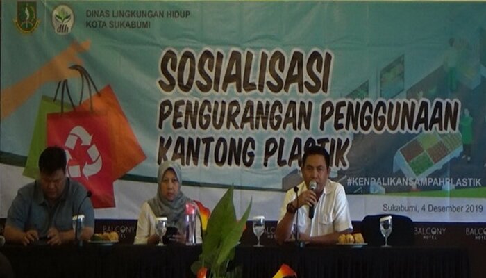 Dinas Lingkungan Hidup Kota Sukabumi saat mensosialisasikan pengurangan penggunaan kantong plastik. (ist)