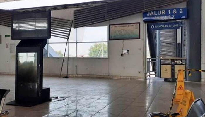 Kondisi peron bagian Barat Stasiun Serpong yang porak poranda akibat hujan angin hari Minggu petang. (anton)