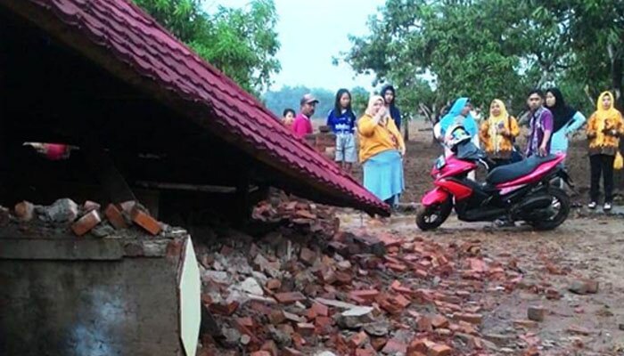 Rumah roboh diterjang angin puting beliung di Blok Karanganyar, Desa Jaya Mulya, Kecamatan Kroya, Indramayu, Jawa Barat. (taryani)