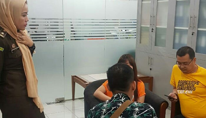 Suami istri terpidana kasus pengeroyokan yang berhasil dieksekusi di kawasan kantor BRI Mall Ciputra, Cibubur oleh tim Intel Kejari Depok. (anton)