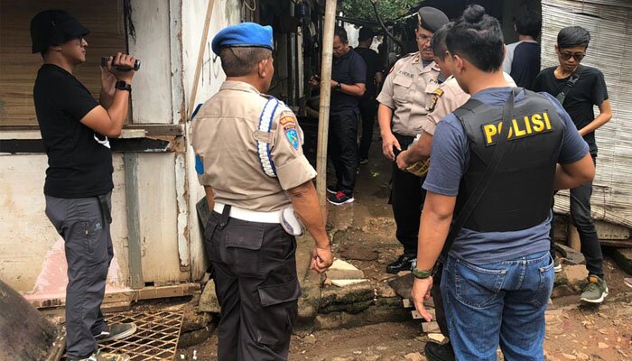 polisi memeriksa lokasi tempat pemulung tua menebas istrinya di Pamulang. (imam)