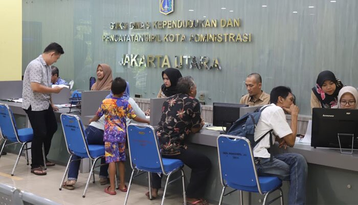 Warga tengah melakukan pengurusan dokumen di kantor Sudin Dukcapil Jakarta Utara. (deny)