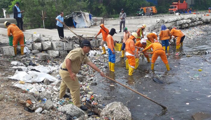 Petugas Sudin LH Jakarta Utara ikut menangani lautan sampah di pesisir Utara , Cilincing. (deny)