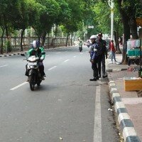 Petugas Sudishub Jakbar menertibkan pengemudi ojol yang mangkal di trotoar dan bahu jalan di depan Stasiun Palmerah, Kecamatan Palmerah. (rachmi)