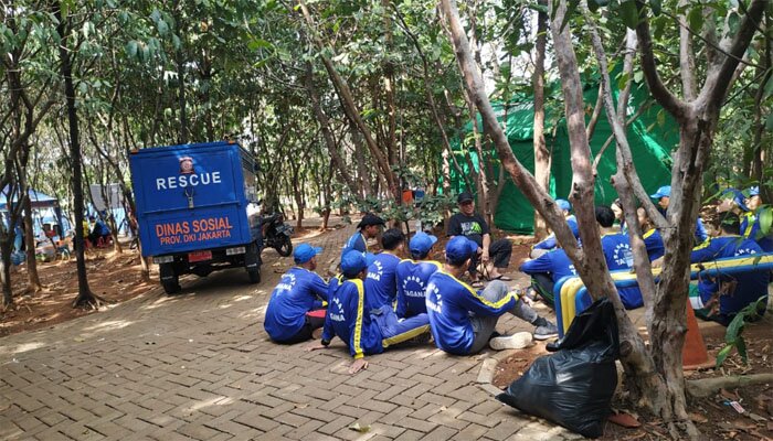 Puluhan kaum muda digembleng dalam pelatihan Sahabat Tagana di Hutan Kota Rawa Buaya, Cengkareng, Jakbar. (Rachmi)