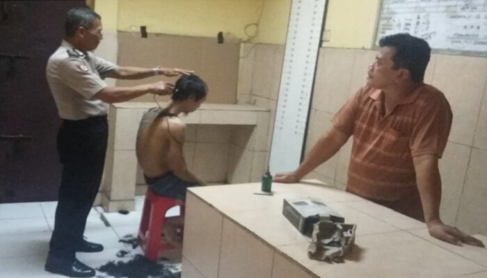 Tahanan Polsek Penjaringan dicukur gratis. (yahya)