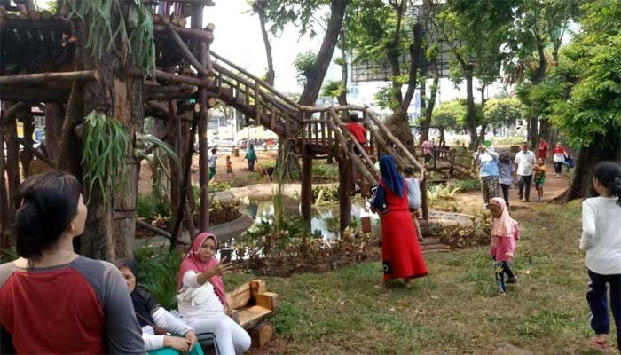 Warga menikmati fasilitas di Taman Tomang di Jalan Tomang Raya, Grogol Petamburan yang dibangun Sudishut Jakbar tanpa menggunakan APBD. (rachmi)