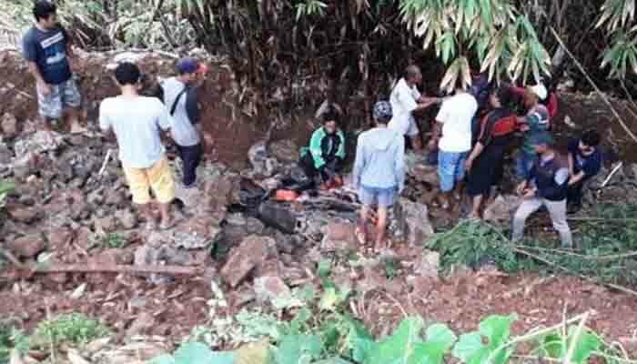 Kondisi lokasi tanah longsor di Jl. Tanjakan Mar’ah, RW 03 Kel. Kademangan, Setu yang menewaskan satu orang warga saat melintas di kawasan tersebut. (anton)