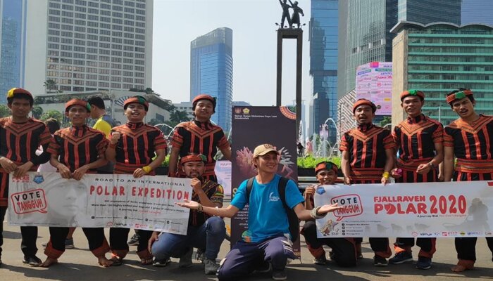 Tangguh Sipria Riang (tengah), calon “Dubes” asal Indonesia untuk Kutub Utara. (ist)