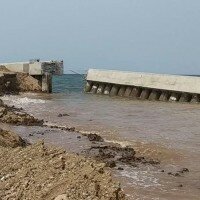 Tanggul NCICD di Muara Baru, Penjaringan, jebol padahal fungsinya untuk penahan gelombang laut.