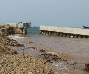 Tanggul NCICD di Muara Baru, Penjaringan, jebol padahal fungsinya untuk penahan gelombang laut.