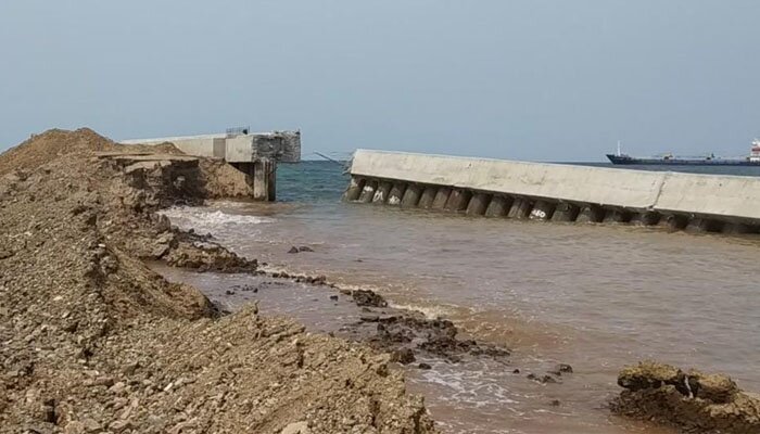 Tanggul NCICD di Muara Baru, Penjaringan, jebol padahal fungsinya untuk penahan gelombang laut.