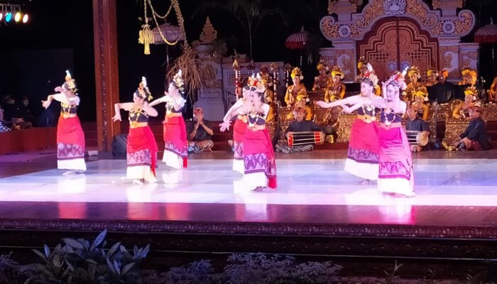 Pagelaran kesenian Bali yang tampil di TMII. (ifand)