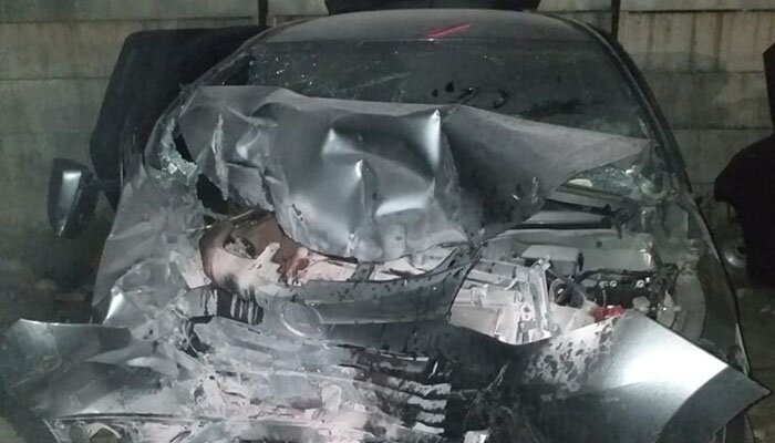 Mobil korban ringsek setelah menabrak tronton.