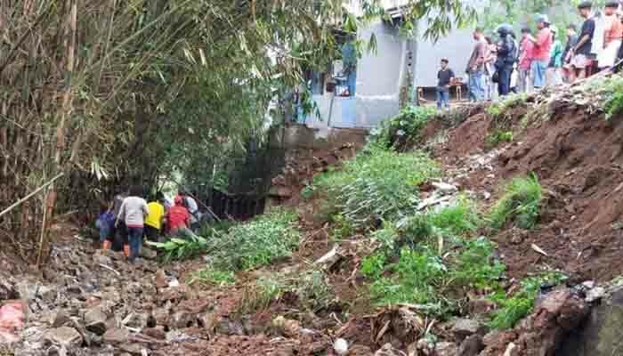 Kondisi lahan yang longsor akibat hujan di kawasan RT 04/03, Kel. Kademangan, Setu. (anton)
