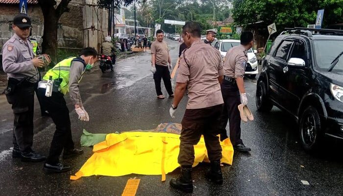 Petugas Unit Lakalantas Polres Serang Kota saat mengamankan lokasi kejadian dan kemudian melarikan jasad korban ke RSUD Dr Drajat Prawiranegara