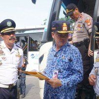 Kadishub DKI Jakarta, Syafrin Liputo mengecek kesiapan angkutan Natal dan Tahun Baru di Terminal Kalideres, Jakbar. (Rachmi)