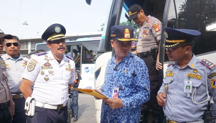 Kadishub DKI Jakarta, Syafrin Liputo mengecek kesiapan angkutan Natal dan Tahun Baru di Terminal Kalideres, Jakbar. (Rachmi)