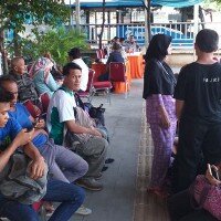 Para penumpang tengah menunggu bus di Terminal Tanjung Priok, Jakarta Utara. (deny)