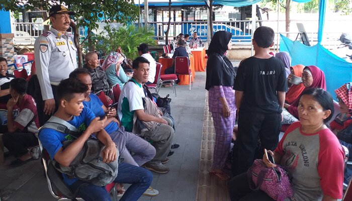 Para penumpang tengah menunggu bus di Terminal Tanjung Priok, Jakarta Utara. (deny)