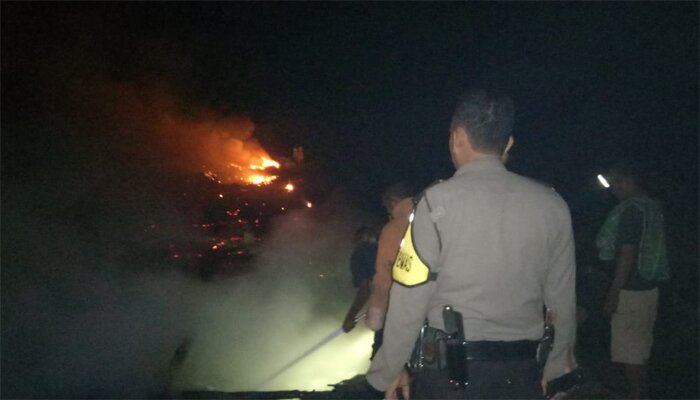 Kandang ayam yang terbakar rata dengan tanah.(haryono)