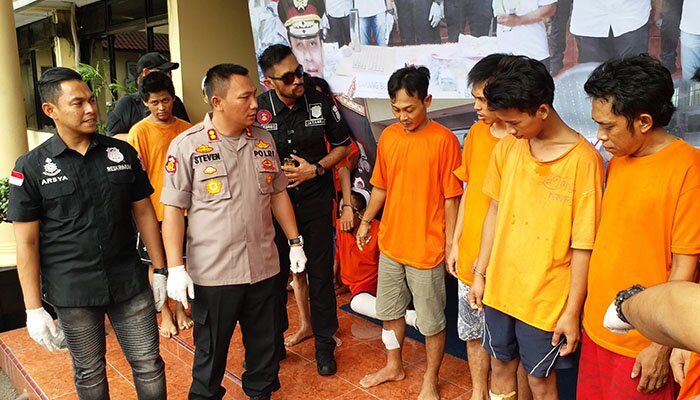 Wakapolres Metro Jakarta Barat, AKBP Stefanus Michael Tanutuan, didampingi Kasat Reskrim Polres Metro Jakarta Barat, Kompol Teuku Arsya Khadafi saat menunjukan tersangka.