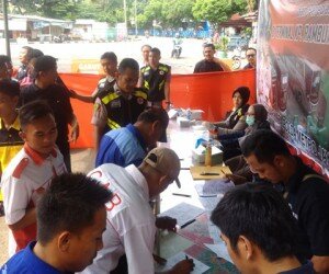 pemeriksaan urine terhadap awak bus di terminal Kampung Rambutan. (Ifand)