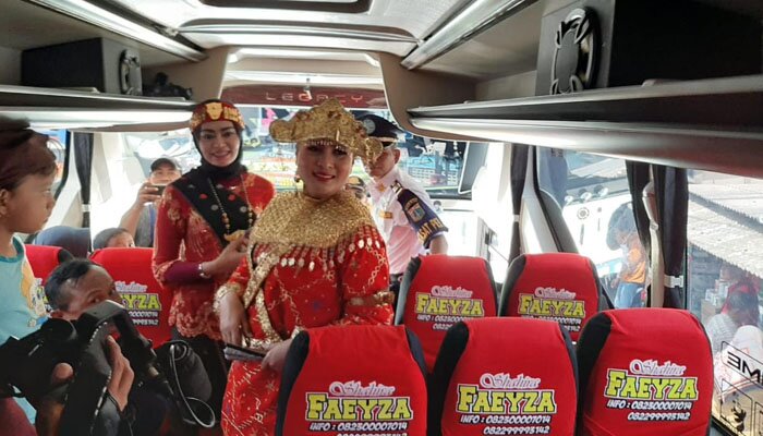 Satnarkoba Polres Jaksel lakukan test urine terhadap sejumlah sopir dan kernek Bus AKAP di Lebak Bulus, Cilandak, Jaksel. (adji)