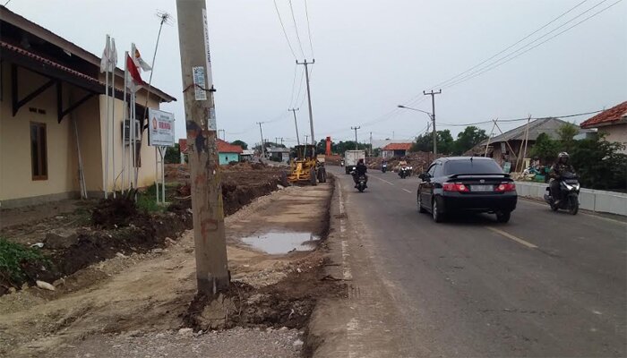 Tiang listrik di Jalan Gatot Subroto, Indramayu, yang tengah diperbaiki. (taryani)