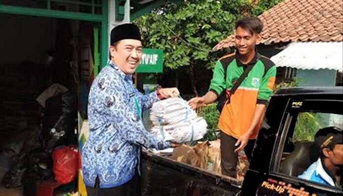 Sekkel Kebagusan saat menyaksikan penimbangan sampah bank Sampah 68. (wandi)