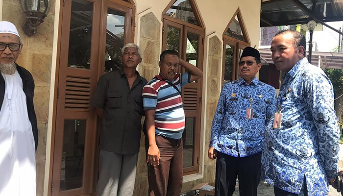 Walikota didampingi Camat Kebayoran Baru meninjau lokasi robohnya menara RRI. (wandi)