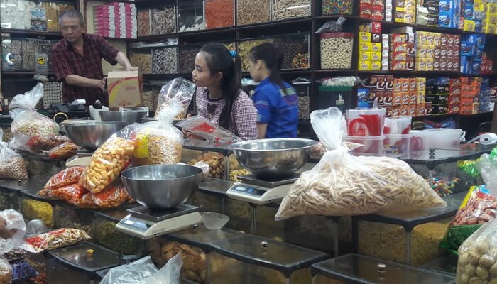 Suasana toko kue di pasar Mester Jatinegara, yang mulai didatangi pembeli. (ifand)