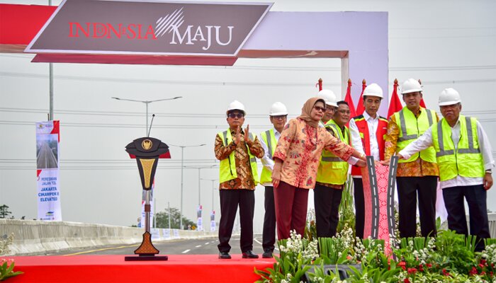 Presiden Jokowi didampingi sejumlah menteri dan pejabat daerah meresmikan Jalan Tol Jakarta-Cikampek II Elevated, di Jalan Tol Jakarta-Cikampek II Elevated KM 38, Cikarang, Bekasi, Jawa Barat (Jabar), Rabu (12/12) siang. (Humas Setkab)