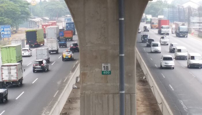Suasana arus lalu-lintas di Jalan Tol Jakarta-Cikampek, Senin (16/12/2019) masih dipadati meskipun Jalan Layang (Elevated II) sudah dioperasikan. (saban)