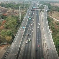 Suasana arus lalu-lintas di Jalan Layang Tol Jakarta-Cikampek (Elevated II), sempat ditutup pada Sabtu siang. (ist)
