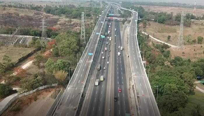 Suasana arus lalu-lintas di Jalan Layang Tol Jakarta-Cikampek (Elevated II), sempat ditutup pada Sabtu siang. (ist)