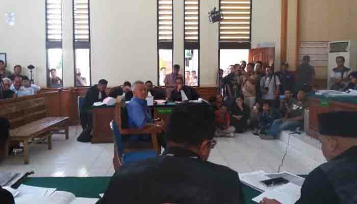 Pengusaha Tomy Winata saat memberikan kesaksian di PN Denpasar. (tarta)