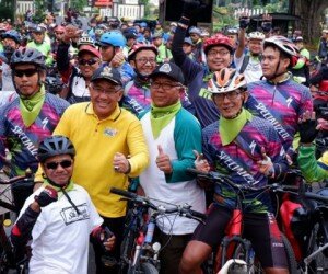 Peserta tampak antusias mengikuti lomba sepeda 'Tour De Setu' Depok, Minggu (15/12/2019).(anton)