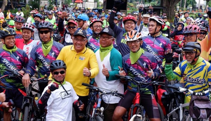 Peserta tampak antusias mengikuti lomba sepeda 'Tour De Setu' Depok, Minggu (15/12/2019).(anton)