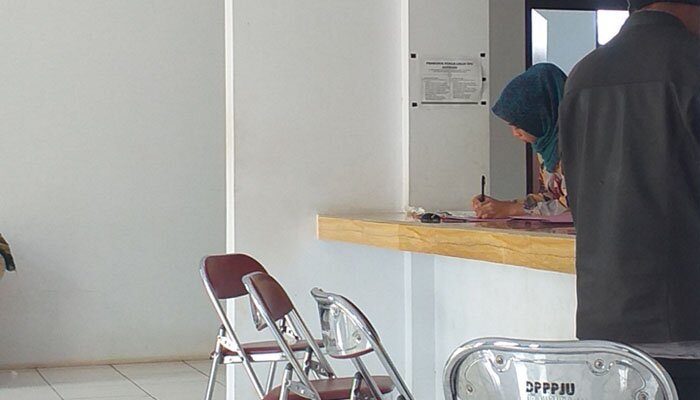 Suasana di kantor TPU Jatisari dan surat elektronik yang beredar. (chotim)