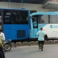 Bus Transjakarta kecelakaan di Jl. Dr. Sumarno tepatnya di Halte Busway Walikota Jakarta Timur. (Instagram @jktinfo)