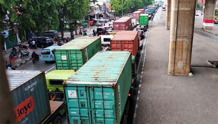 Sejumlah truk trailler ikut terjebak macet di salah satu ruas jalan yang ada di Jakarta Utara. (deny)