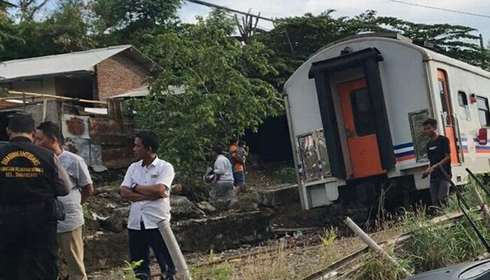 petugas melakukan olah tkp pasca tukang roti ketabrak kereta