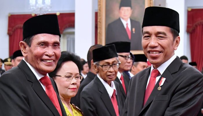 Presiden Jokowi saat memberi selamat kepada Ketua Dewas KPK Tumpak H. Panggabean.(johara)