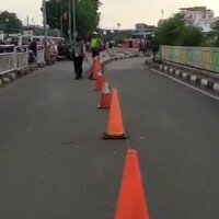 Petugas sedang melakukan pemadangan pembatas jalan di depan Stasiun Pasar Minggu. (wandi)