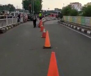Petugas sedang melakukan pemadangan pembatas jalan di depan Stasiun Pasar Minggu. (wandi)